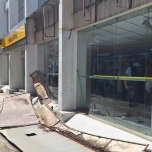 Leia mais sobre o artigo Estrutura da fachada de agência do Banco do Brasil desaba e por pouco não atinge trabalhadora