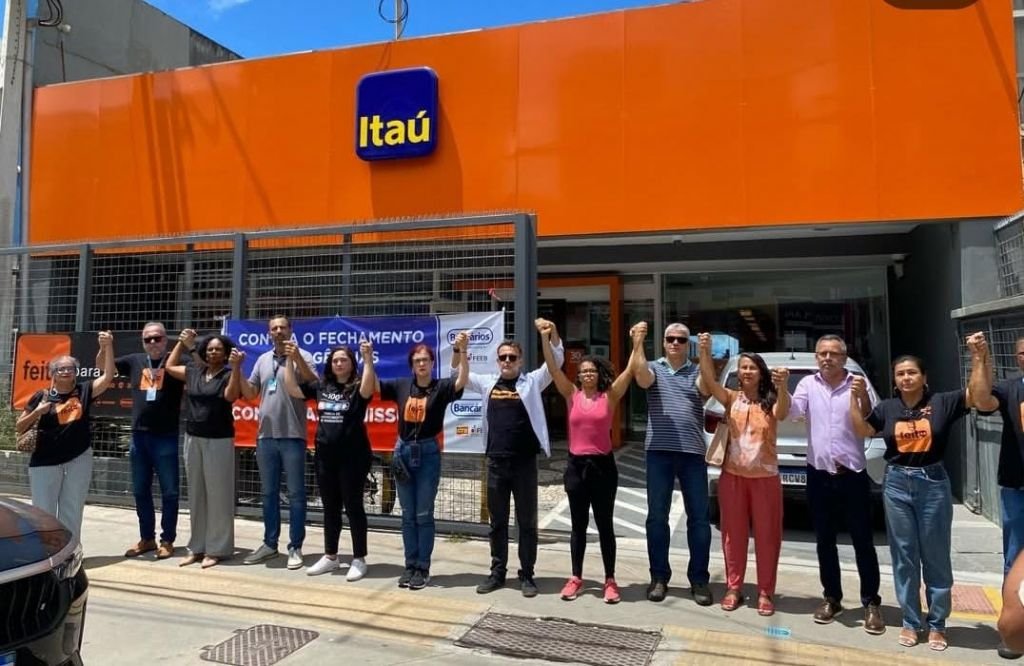 Leia mais sobre o artigo Bancários protestam contra o fechamento de agências do Itaú na Bahia